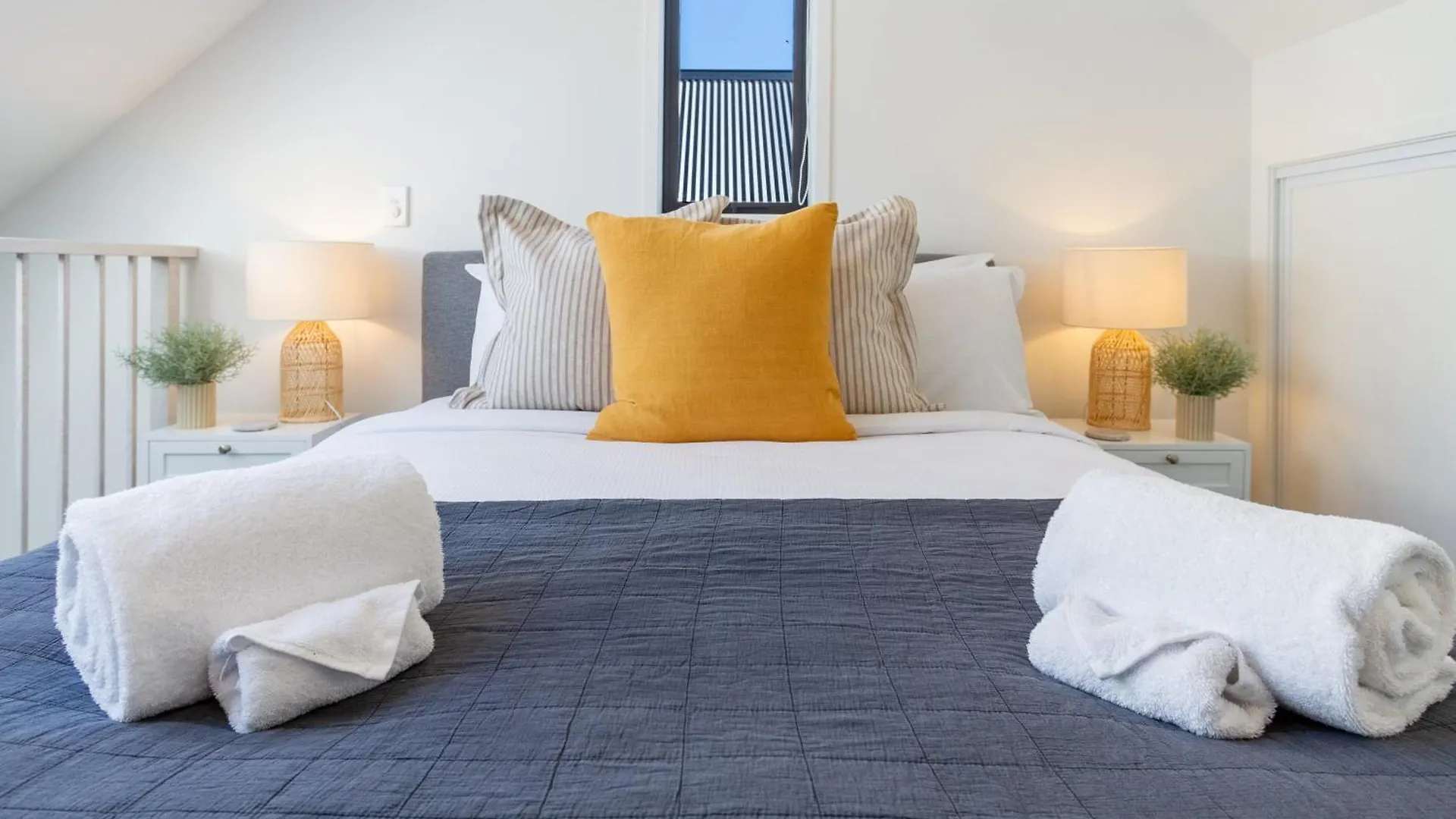 Christchurch Charm 1 Bed 1 Bath Loft: Cbd Appartement